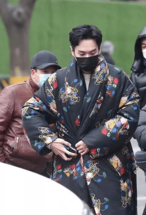 张小斐 春晚私服比拼:赵丽颖千元夹克可爱减龄,张小斐万元大衣输给宋茜??