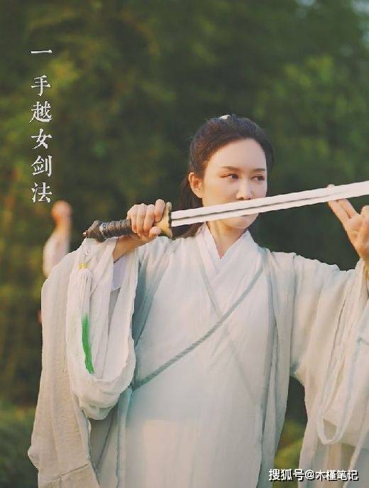 在山上表演了一番,动作十分标准,张纪中还透露,妻子练习的是玉女剑法