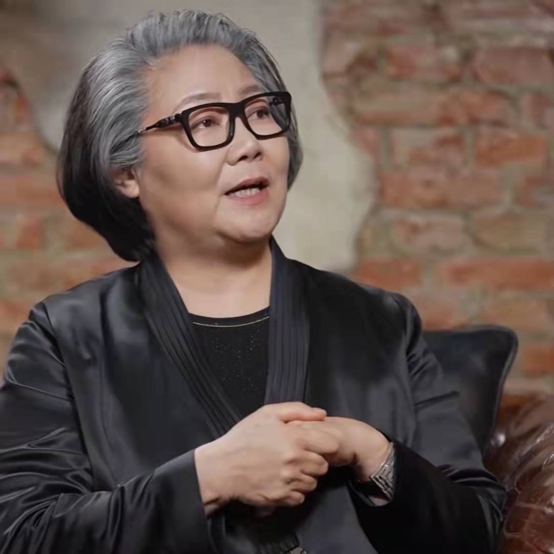 原创萨日娜谈年龄焦虑称自己是雍容的美曾有人拿她和伊能静做对比