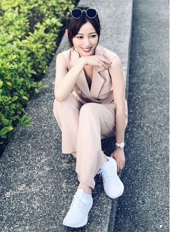 原创台湾超模梁以辰甜美风格曼妙身材搭配蓝色吊带裙性感至极