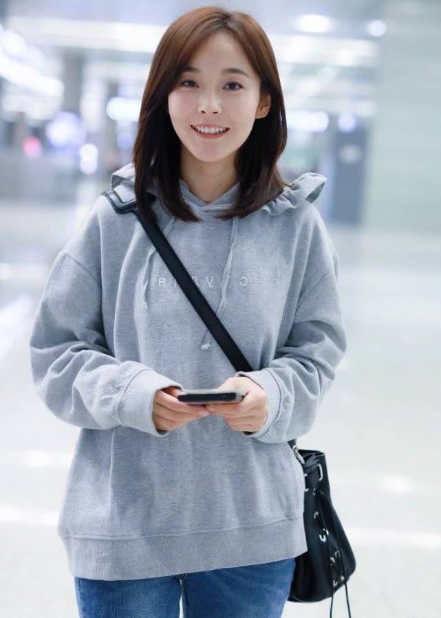 原创30岁的张佳宁太少女了吧卫衣牛仔裤超减龄就像个高中生