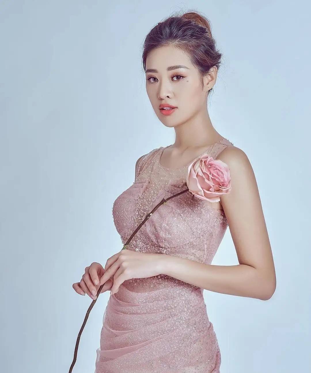 文化 越南环球小姐冠军，高颜值好身材 穿礼服裙胸前“一线天”