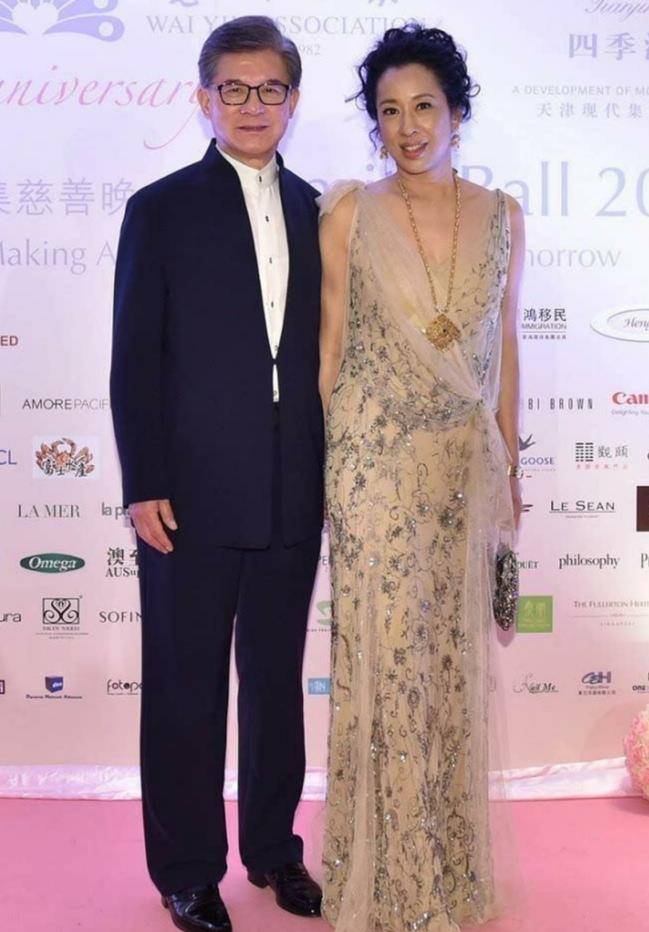 郭晶晶 难怪郭晶晶受宠！61岁朱玲玲撞脸儿媳妇，婆婆年轻时可没少受委屈