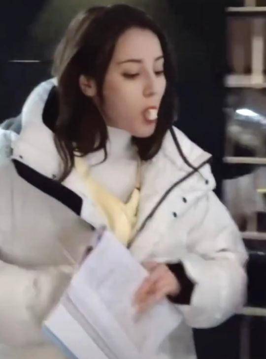 手指|迪丽热巴被狗狗舔手指,她的反应扎心无数人,嫌弃就别“装”了