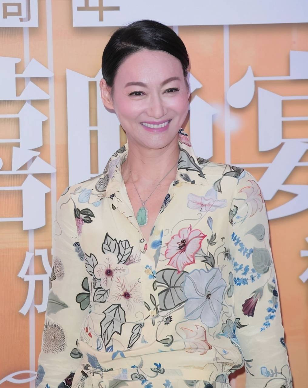 显得 60岁的惠英红优雅亮相 粉色长裙显年轻 肩部设计是亮点