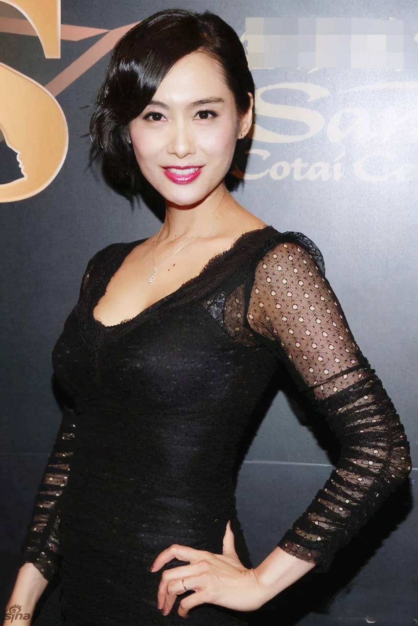 49岁朱茵依旧好身材短裙披风秀香肩美腿岁月从不败美人