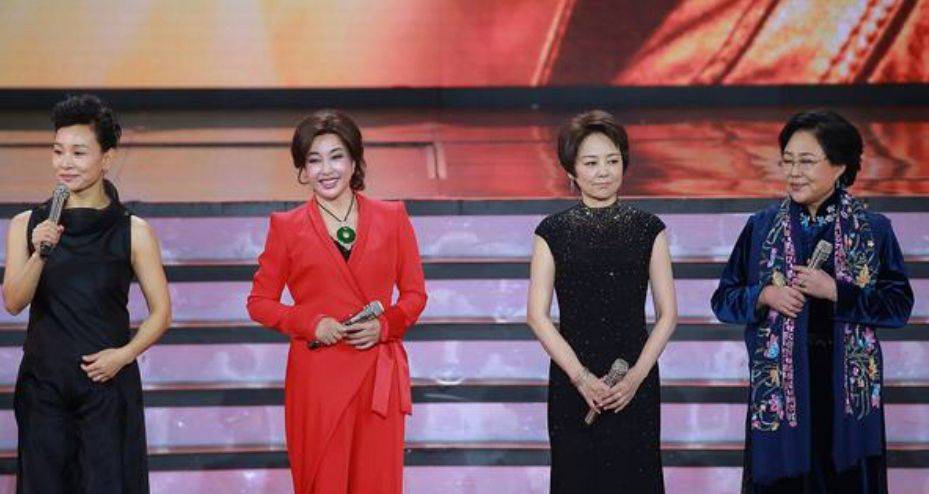 身材 刘晓庆同框小5岁张瑜,穿红西装好霸气,张瑜一身星空裙老得优雅