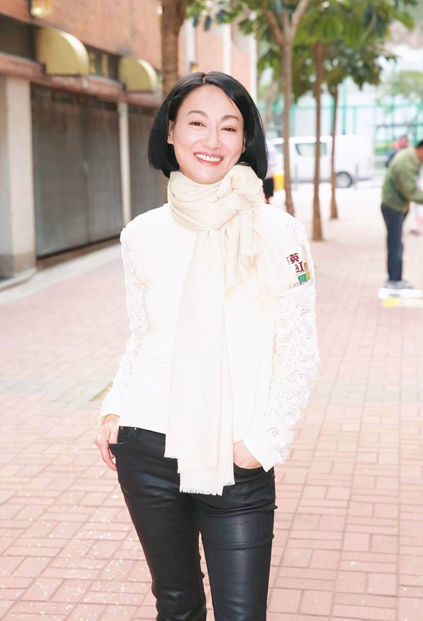 显得 60岁的惠英红优雅亮相 粉色长裙显年轻 肩部设计是亮点