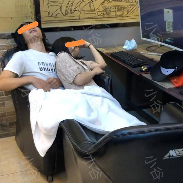 一对情侣常年住在网吧里,周围嘈杂环境丝毫不影响他们_父母_男子_孩子
