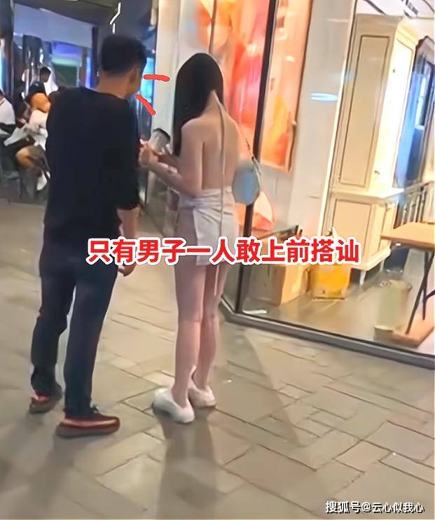 女友 “幸亏不是我女友！”浙江一女子趁夜系布绳现身，只有一男子敢搭讪