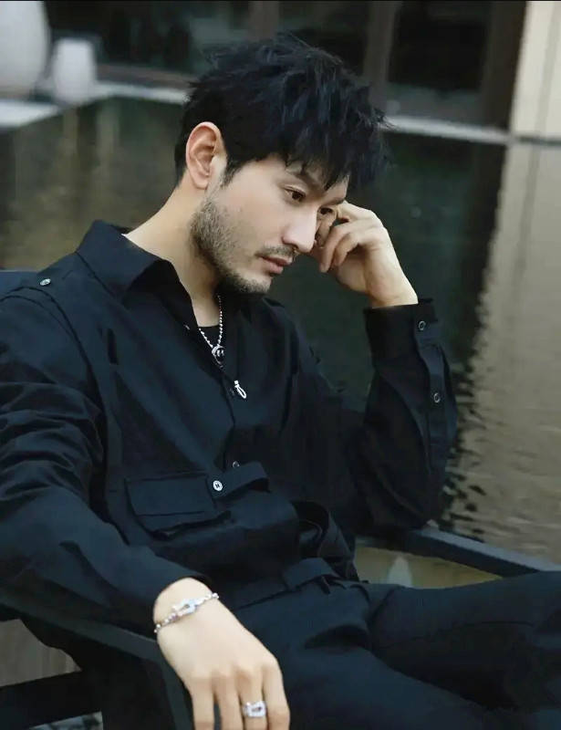 原创43岁黄晓明形象大反转胡子拉碴拍写真穿西装特有男人味