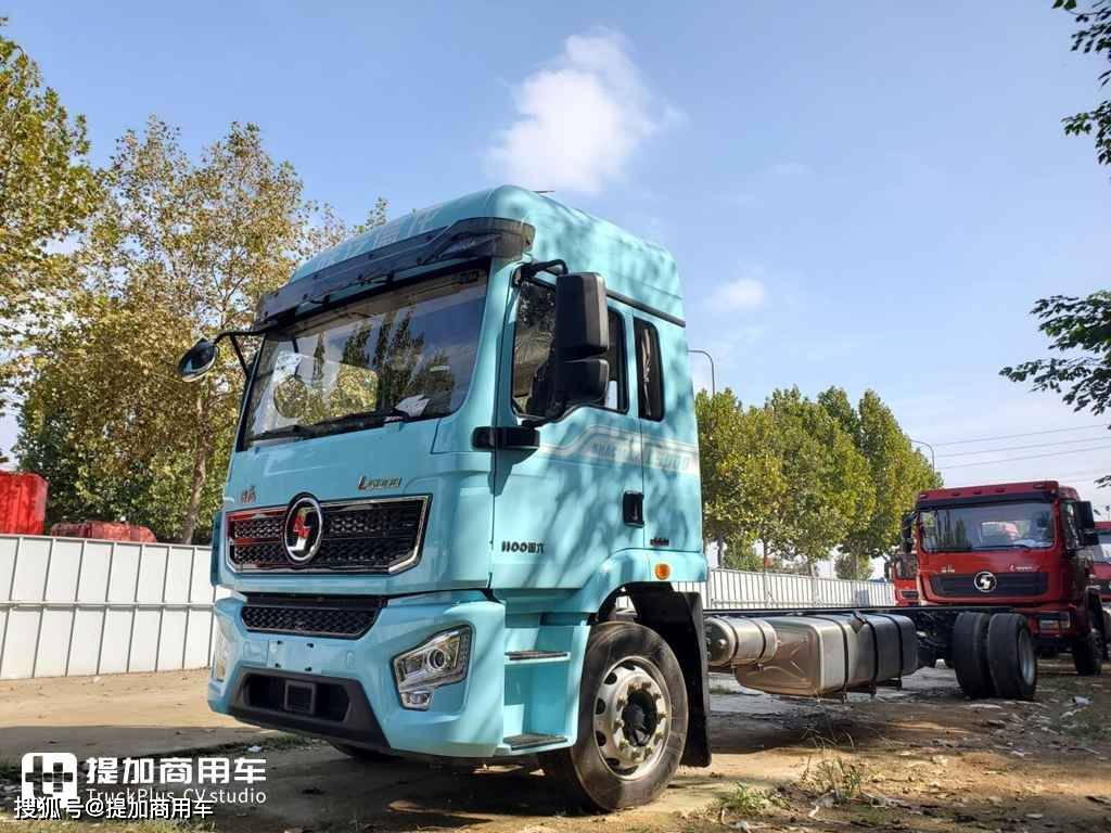 近70方货箱,薄荷蓝涂装抢眼,德龙l5000新款大单桥载货车实拍