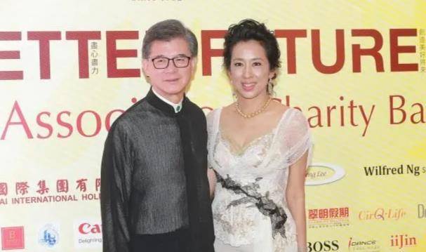 郭晶晶 难怪郭晶晶受宠！61岁朱玲玲撞脸儿媳妇，婆婆年轻时可没少受委屈