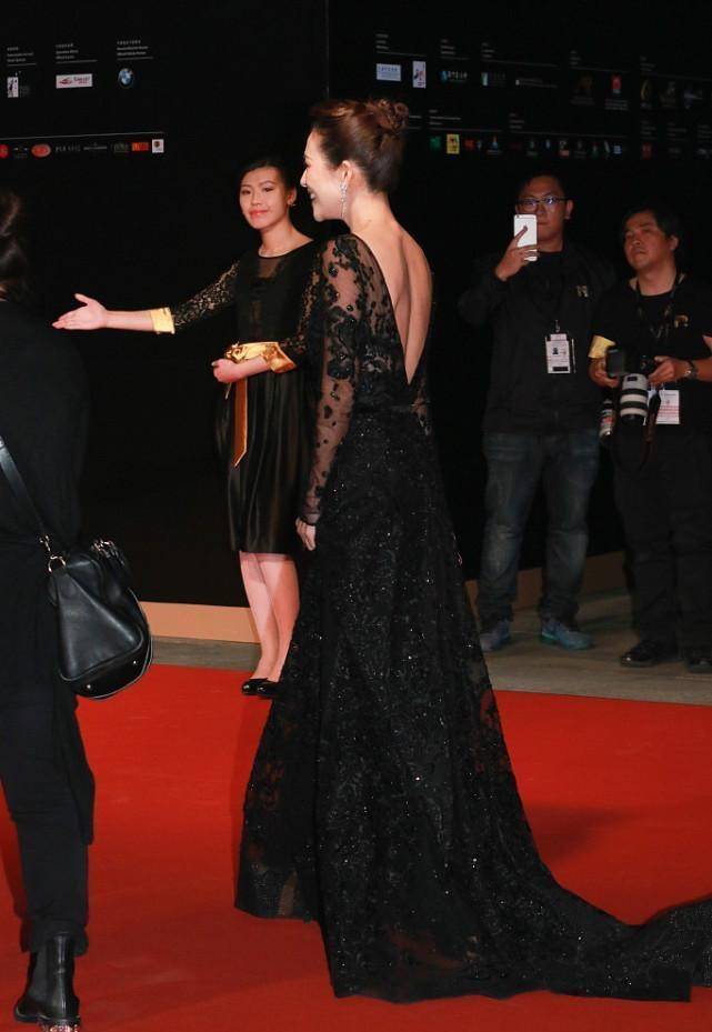 黑色 章子怡穿着透纱的裙子也太美了，黑色裙装很有亮点，又瘦又高级