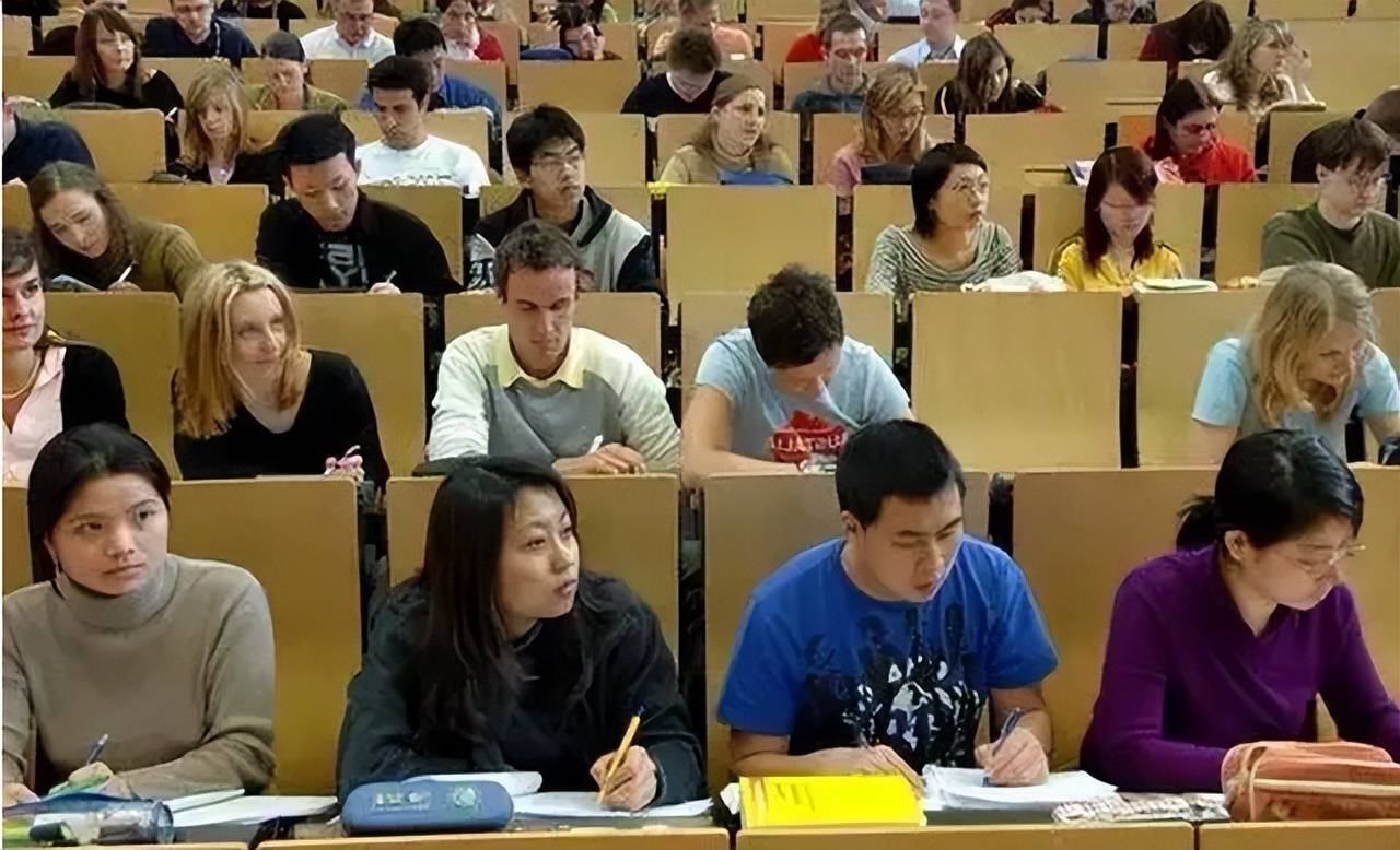 英国留学生现状，全班80%都是中国人，上课视频引发家长质疑