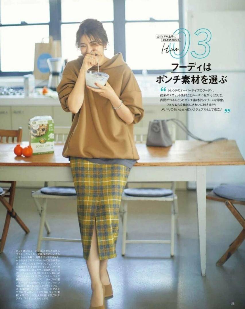 下装 40岁以后的女人，穿卫衣究竟是配“裙”还是配“裤”，搭对才时髦