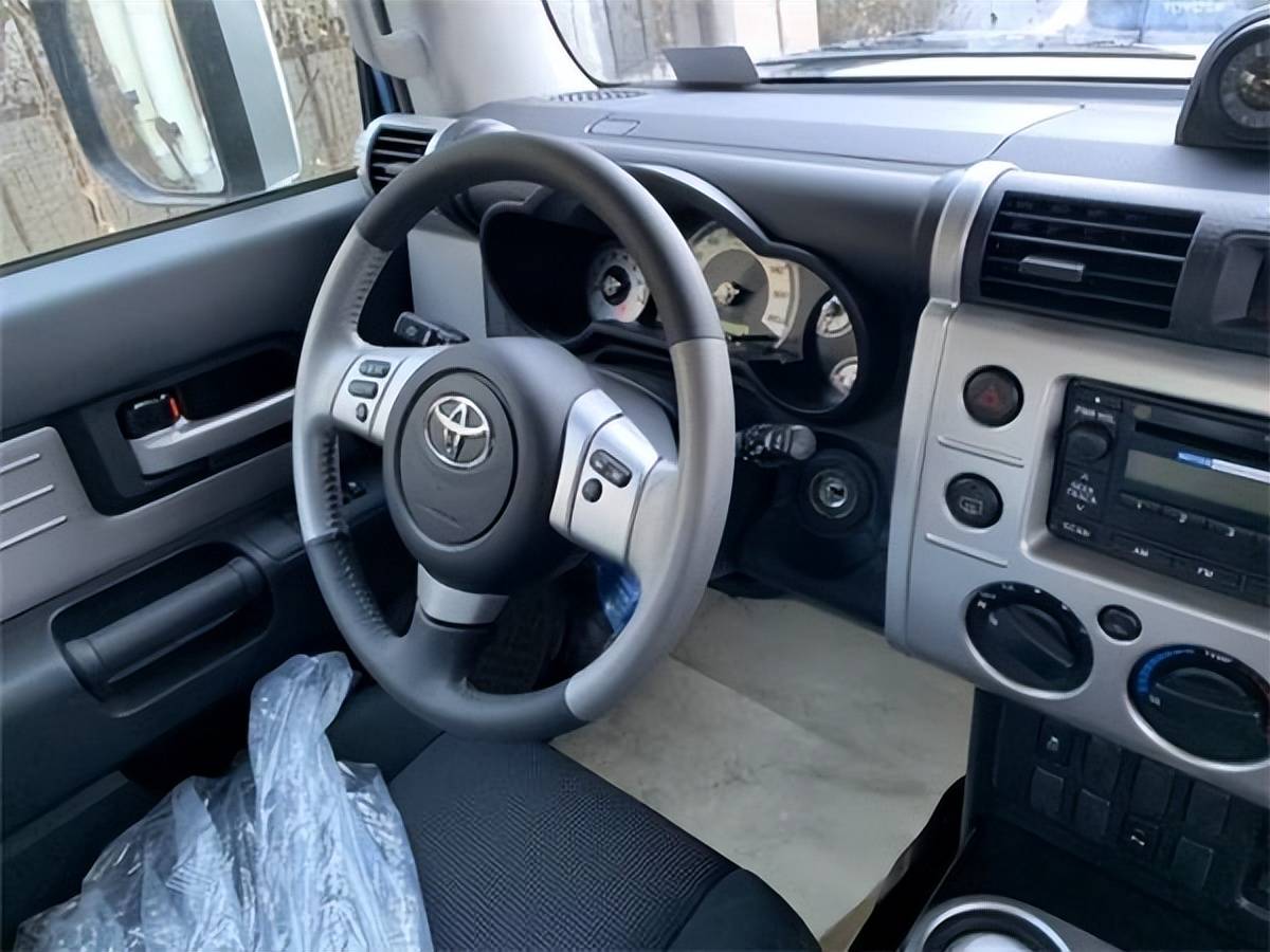 内饰部分fj酷路泽就真的像是一个大玩具了,别具一格的直立式中控台,既