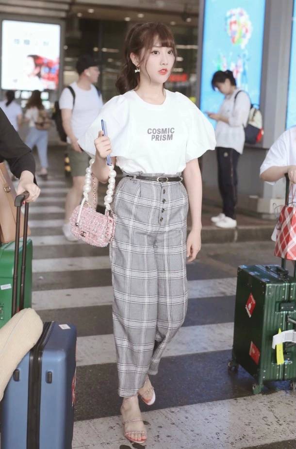 被嘲腿粗的李艺彤终于开窍,首次尝试"棋盘裤",显瘦效果出奇好