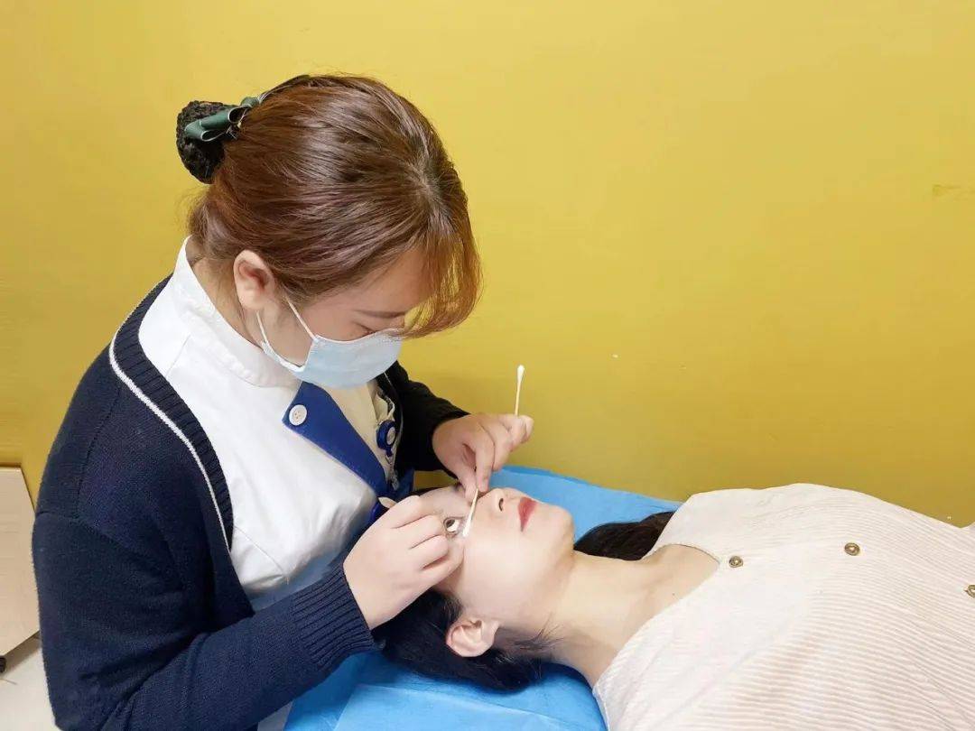 睑板腺按摩:解除睑板腺管道阻塞,防止腺泡萎缩.