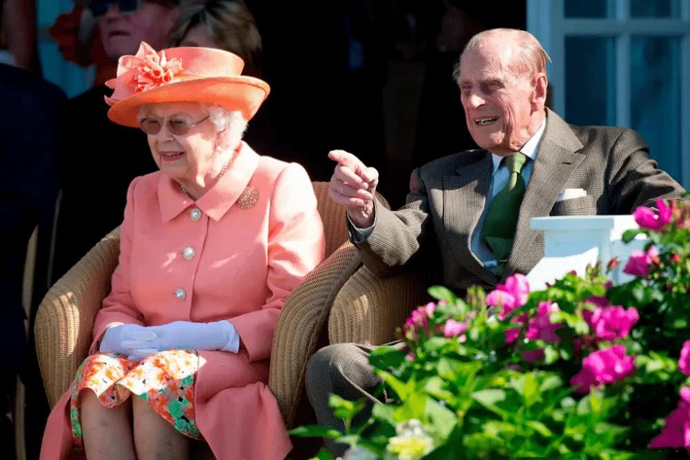 细节 96岁英女王年后首露面，鲐背之年穿印花裙气色好，脖子前倾得厉害