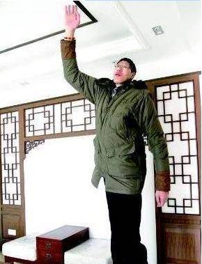 亚洲第一巨人张俊才身高242米23年前娶重庆姑娘如今怎样了