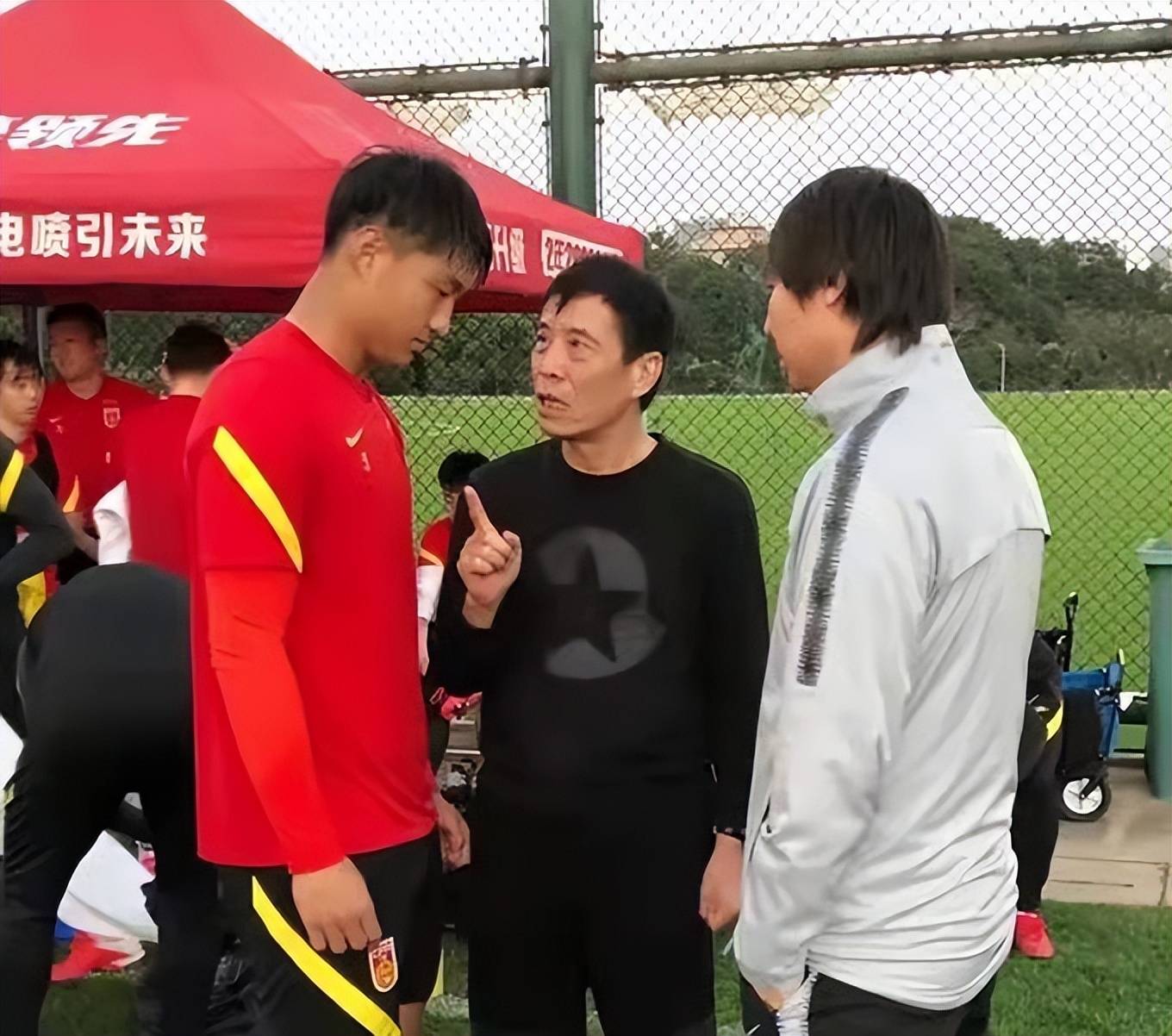 郭田雨终于抵达葡萄牙,训练场上他竖起双拇指_国足_维泽拉_合同