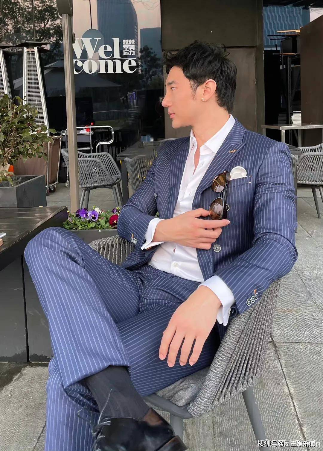 原创白冰前夫大秀西装自拍露出黑丝袜网友性感的男人