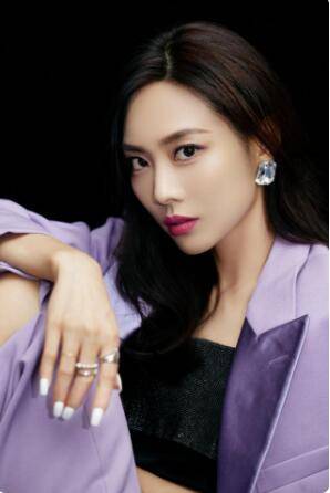 女神穿毛衣配短裤，整个人少女感十足，皮肤白嫩不愧是女神级别