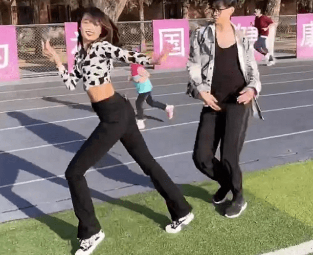 原创网红在清华操场热舞学霸们却视若无睹网友不愧是清华