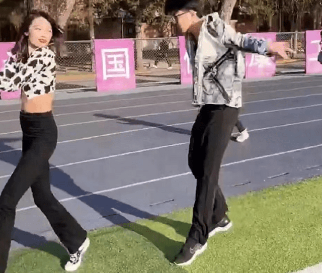 原创网红在清华操场热舞学霸们却视若无睹网友不愧是清华
