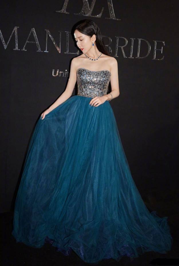 娄艺潇穿一身亮片礼服台前光鲜亮丽台下的邋遢样毫无女神气质