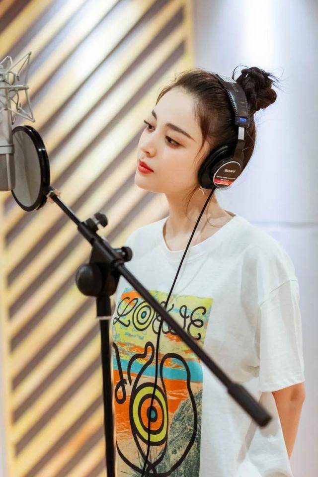 黑色人人都有的T,还可以怎么不一样?