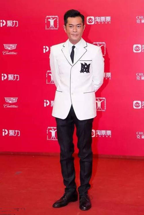 举手投足 49岁的古天乐和宣萱同框 穿格纹西装显年轻 举手投足绅士范