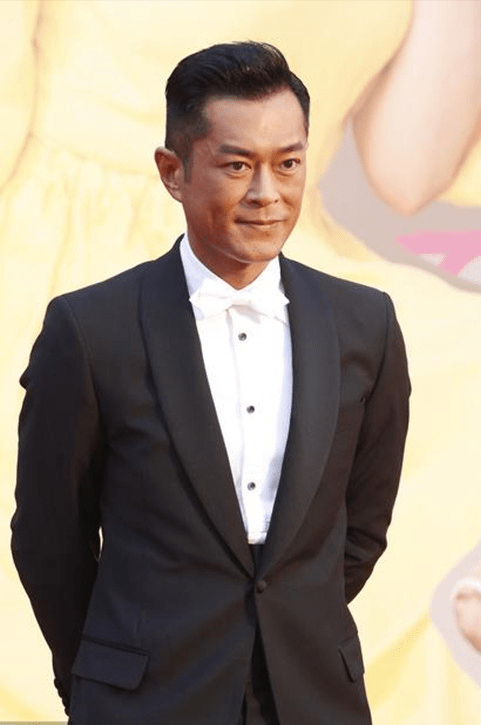 举手投足 49岁的古天乐和宣萱同框 穿格纹西装显年轻 举手投足绅士范