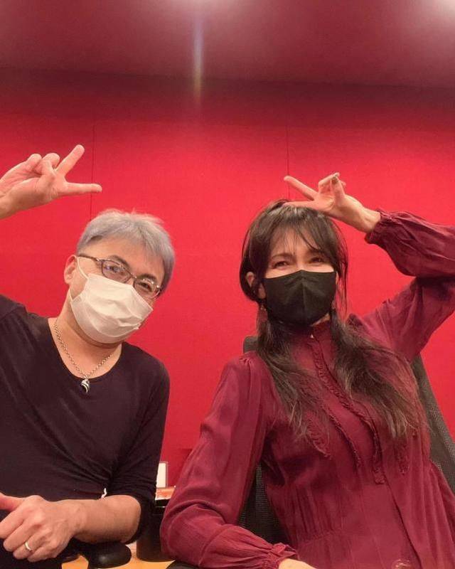 脸颊 51岁工藤静香凹陷脸颊变饱满，有肉感甜美升级，毛衣图案引争议