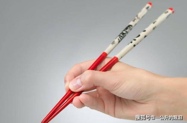 手拿筷子的高低,能看出什么?拿得高,嫁得远,真的是这样吗?