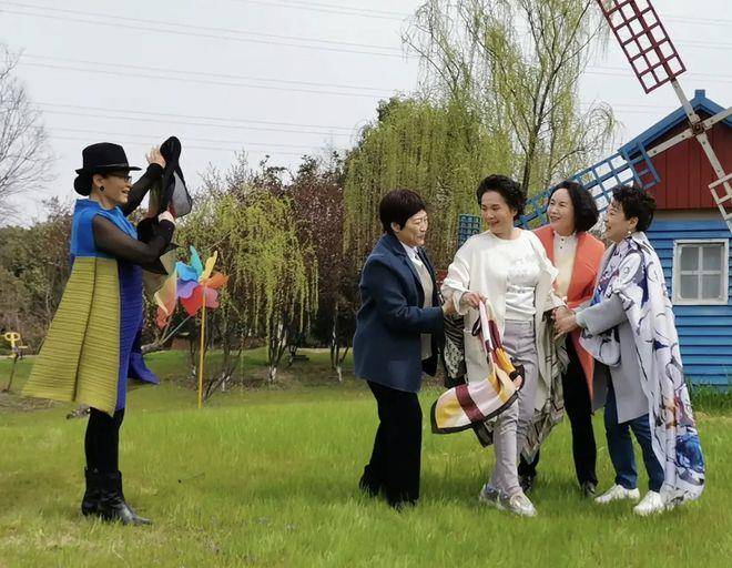 丝绸 潘虹王馥荔姐妹出游，五位老戏骨丝巾造型现身，打扮的时尚有活力