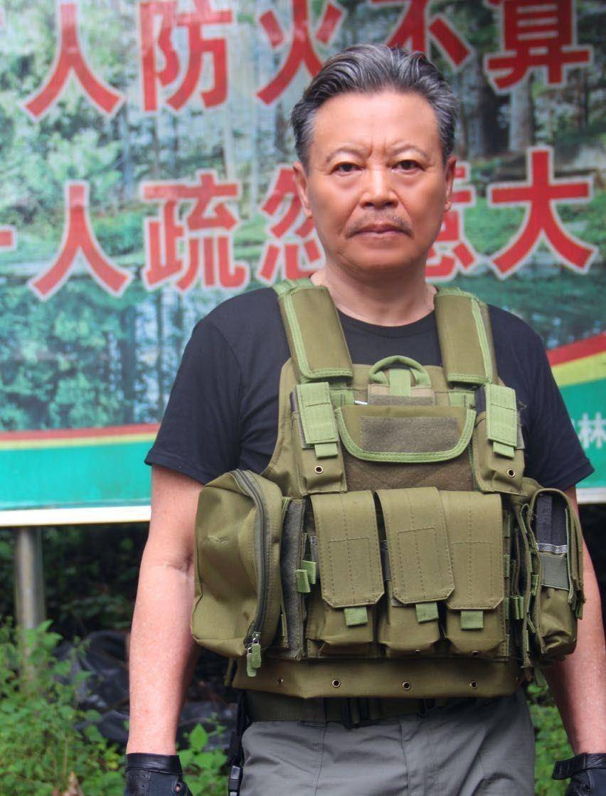 1989年,出演电影《独行客》,饰演刘黑虎;同年主演电影《黑山路》,饰演