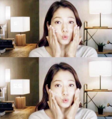 女神穿毛衣配短裤，整个人少女感十足，皮肤白嫩不愧是女神级别