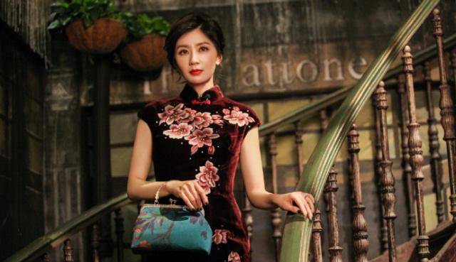 从容 贾静雯越活越年轻，看她的旗袍造型，完美诠释了什么是古典美！