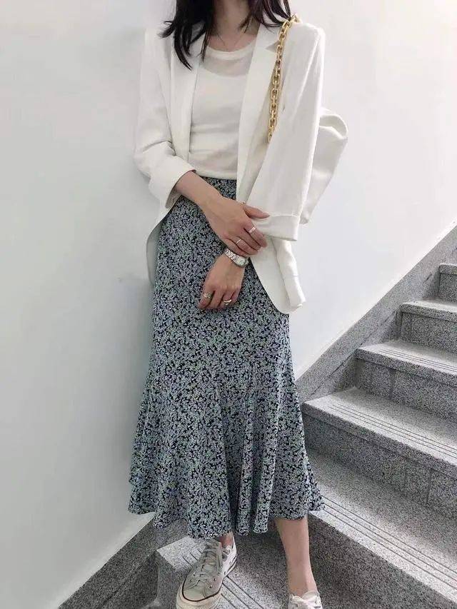 小西装碎花半身裙逛街出游这么搭很养眼