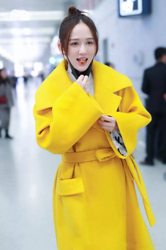服装 46岁的周迅这次搭配对了 亮黄外套大方抢镜，发型好独特