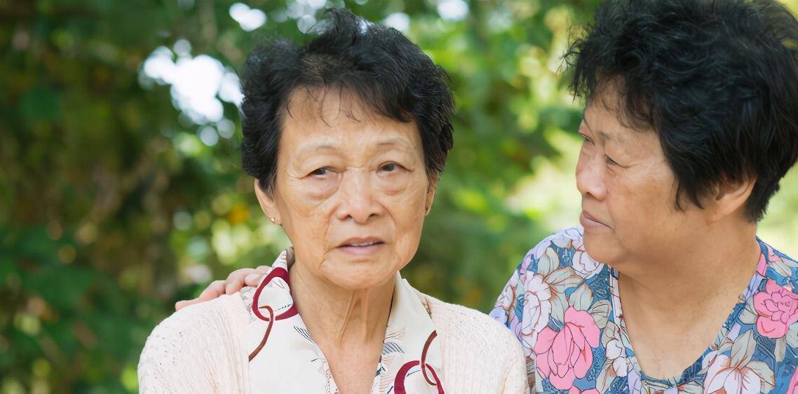 有退休金的老人，能把退休金交给子女保管吗？她们给出答案_儿子_女儿_养老