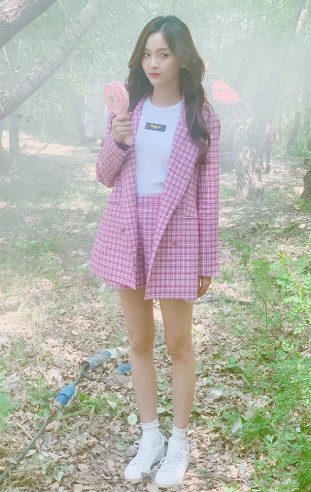 小选这“手术裤”谁能驾驭住呀，吴宣仪穿上后，腿瞬间比脸黑2个度