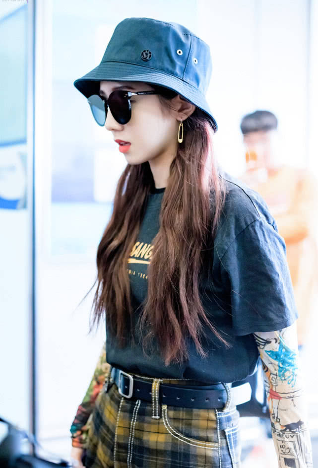 原创孟美岐20岁就这么社会大花臂超抢眼多少人看成了纹身