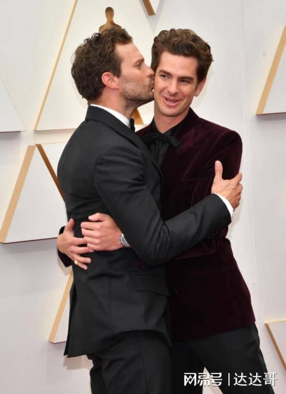 妮可基 奥斯卡红毯妮可基嫚深V优雅、暮光女衬衫超辣,尹汝贞身上有亮点