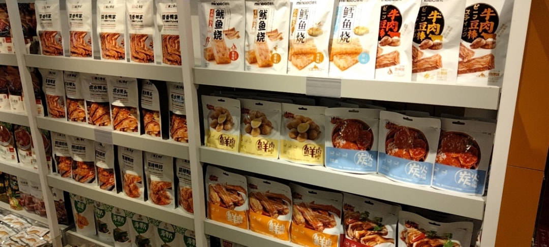 陈语琪|被年轻人捧红的零食集合店，只卷价格不卷品质？