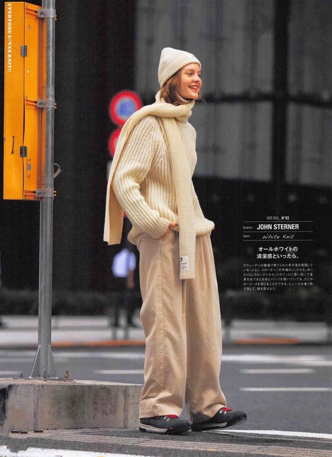 毛衣 40岁女人穿毛衣尽量别配紧身裤，学日本杂志里这样穿，时尚优雅