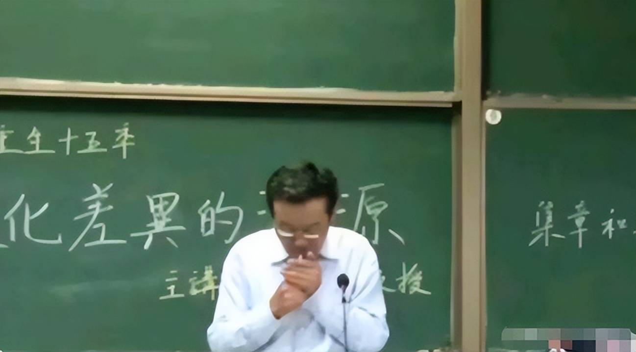 复旦教授上课“烟不离手”，被人质疑学术专业性，学生给出答案