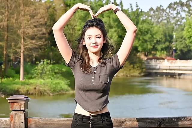 原创福建一美女校花长相甜美意外走红发声回应平常心做自己